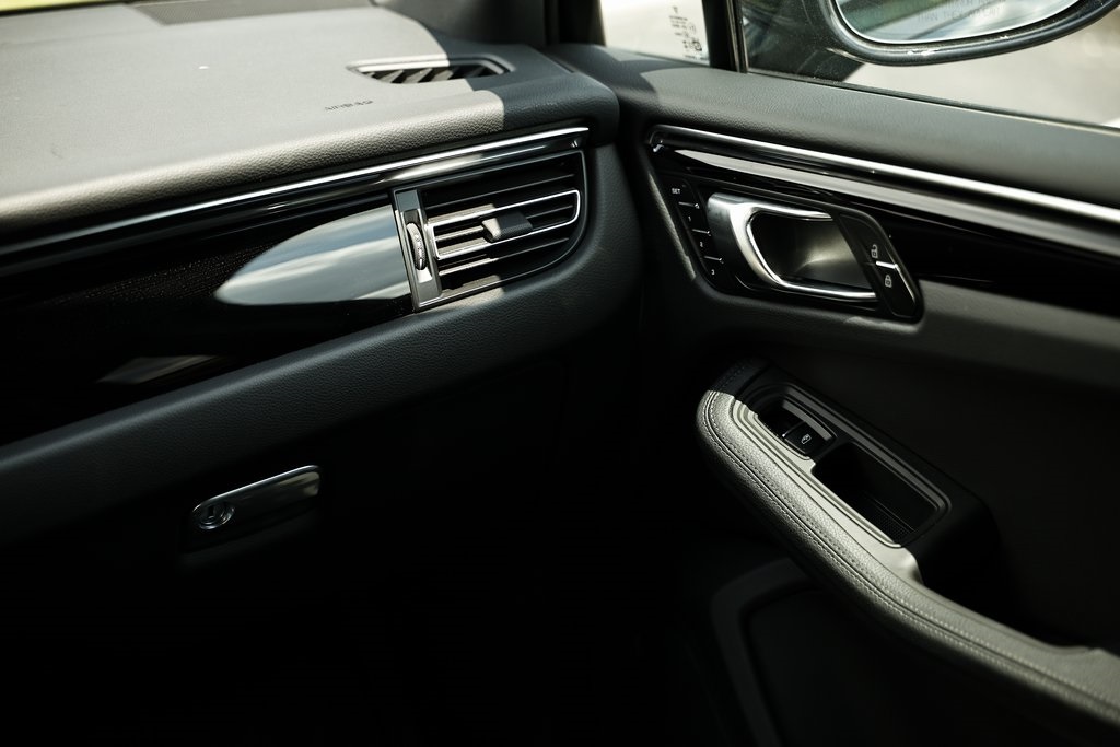 2024 Porsche Macan T photo 31
