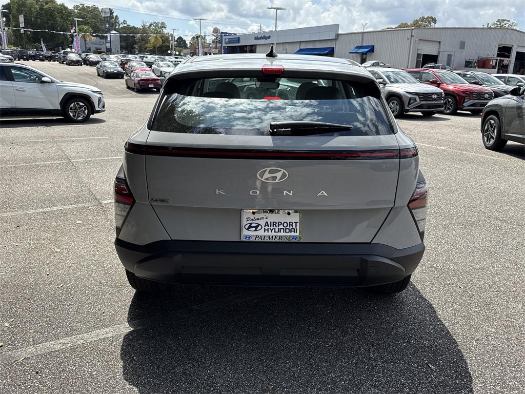 2026 Hyundai Kona SE photo 3