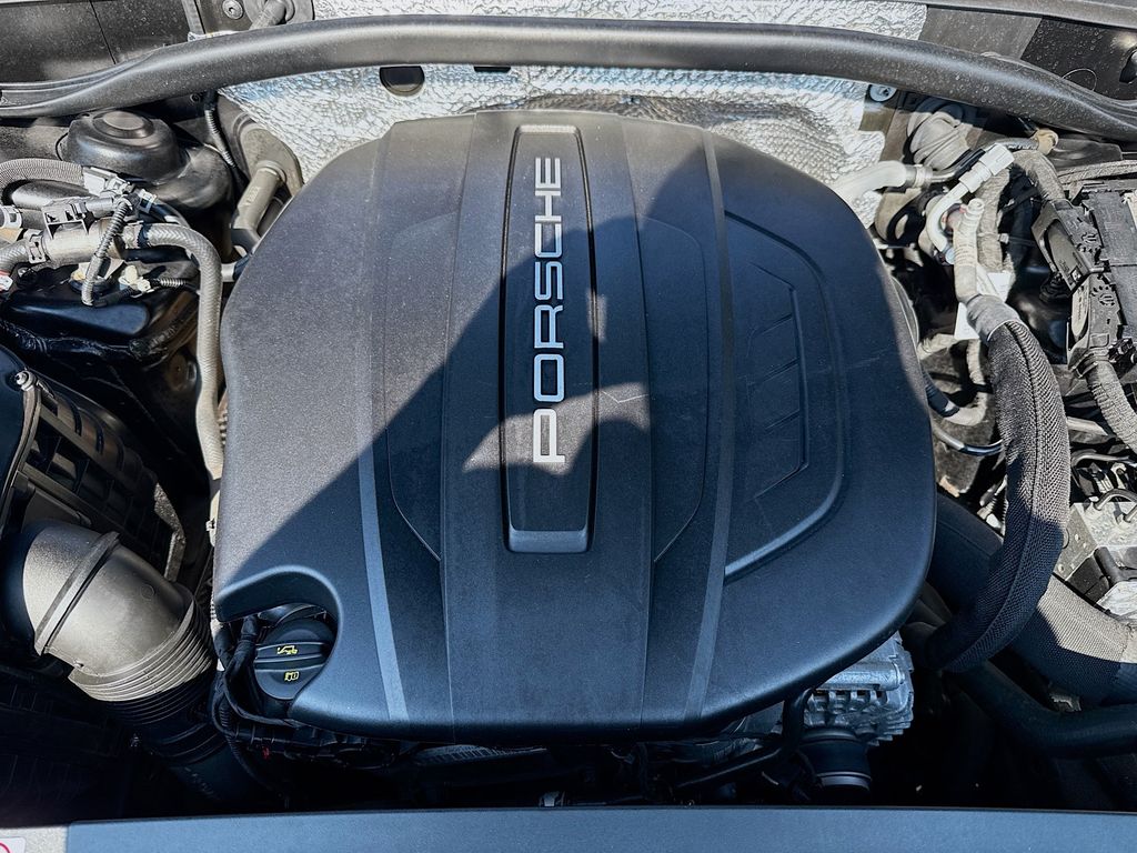 2021 Porsche Macan Base photo 14