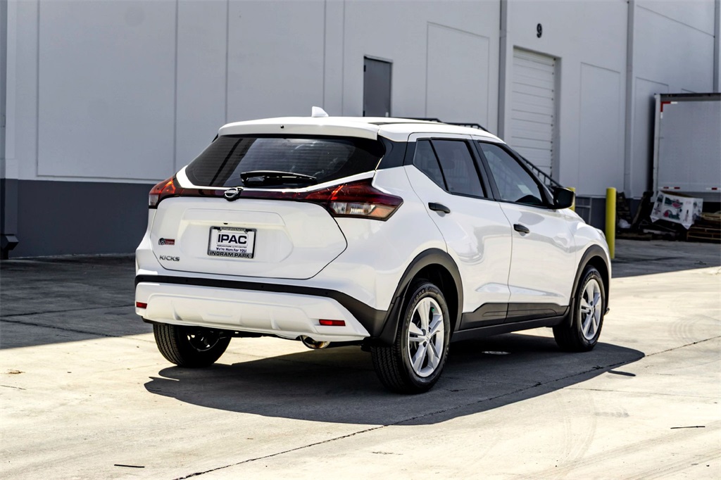 2025 Nissan Kicks Play S photo 3
