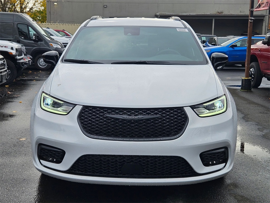 2026 Chrysler Pacifica Hybrid photo 2