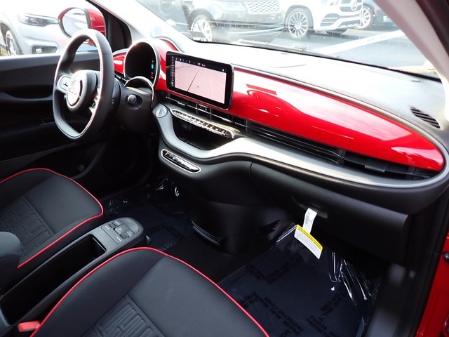 2024 Fiat 500e photo 11