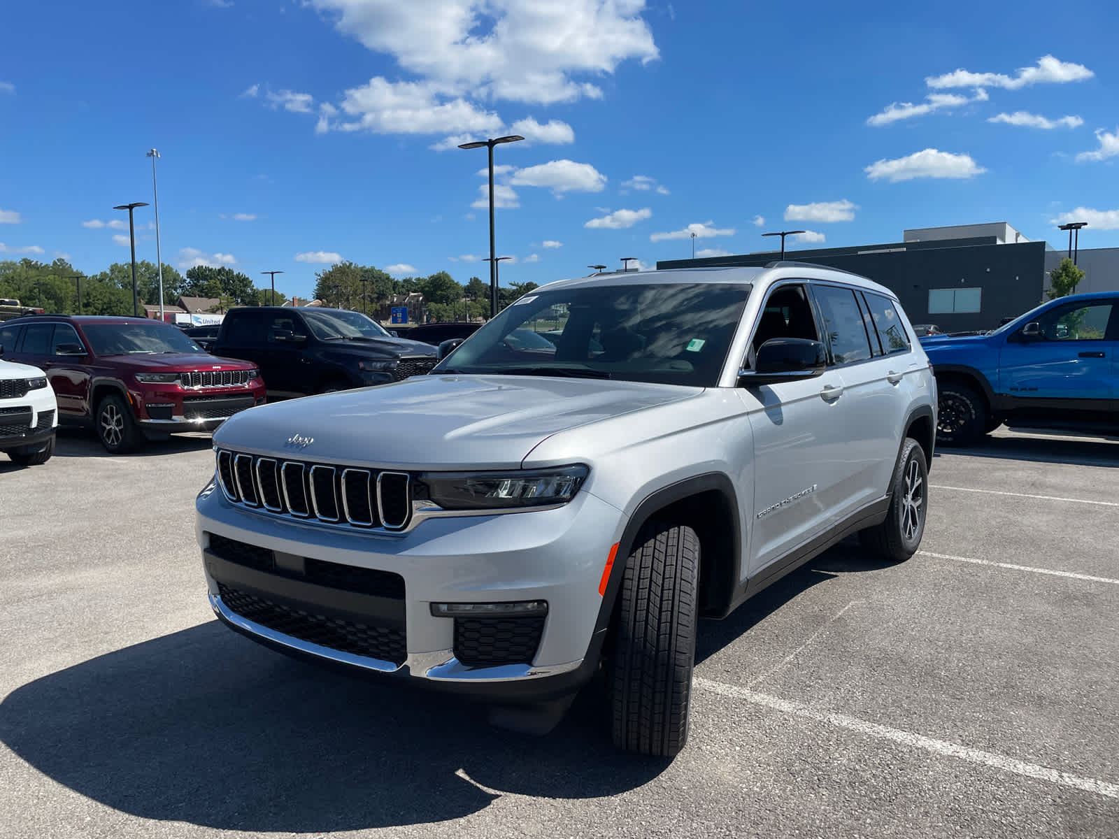 2025 Jeep Grand Cherokee Limited photo 3