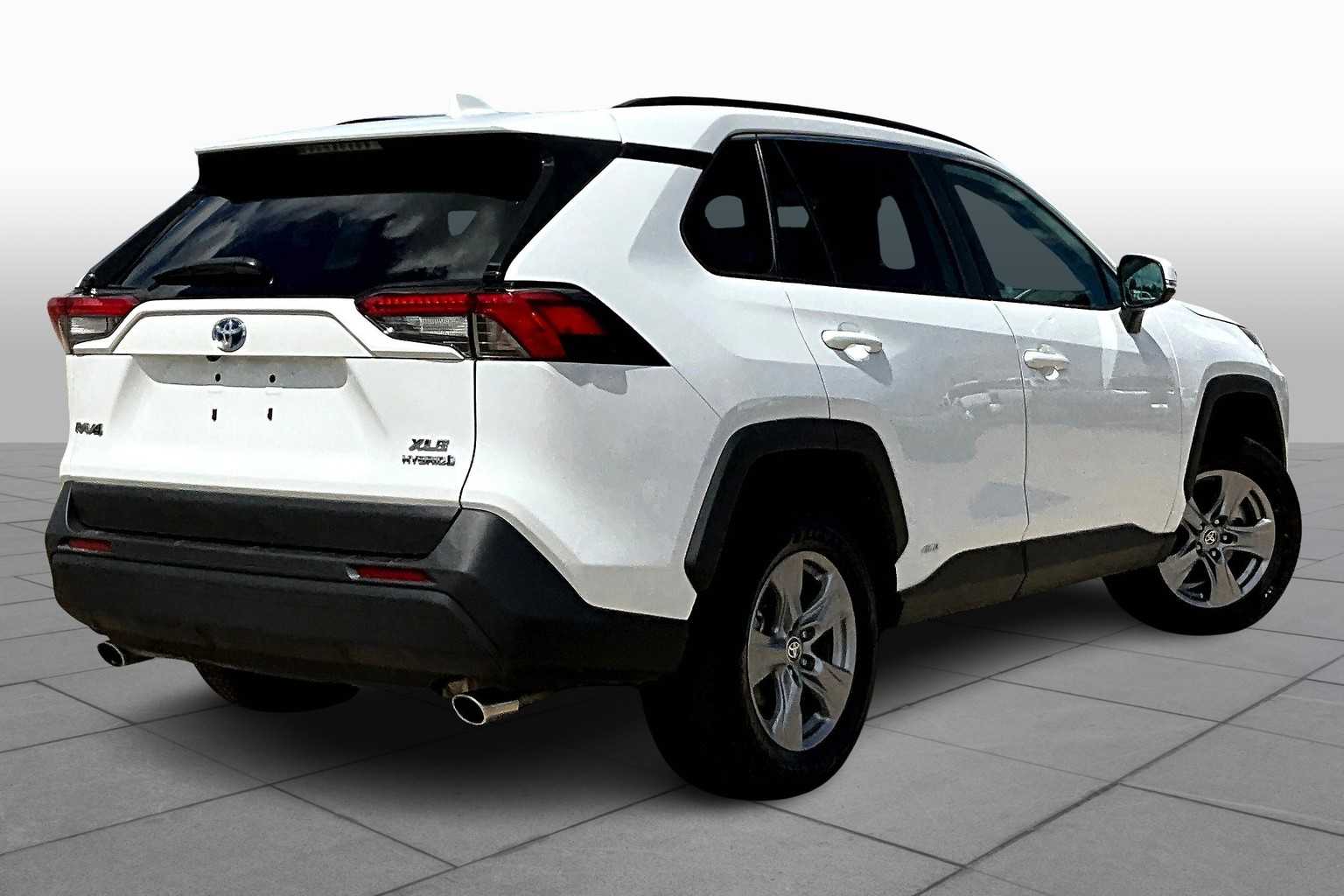 2024 Toyota RAV4 Hybrid XLE photo 3