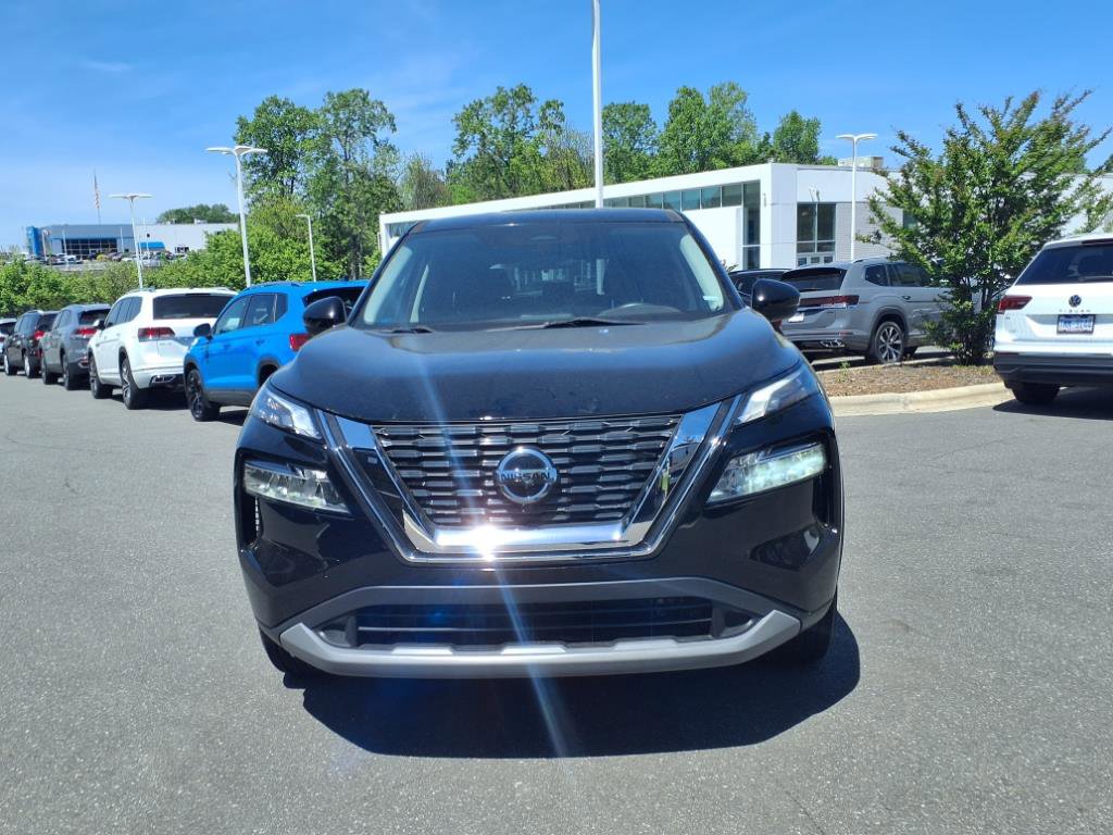 2021 Nissan Rogue SV photo 2