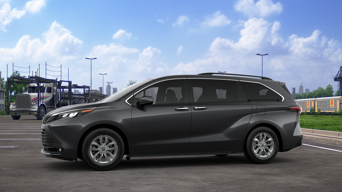 2025 Toyota Sienna XLE photo 3