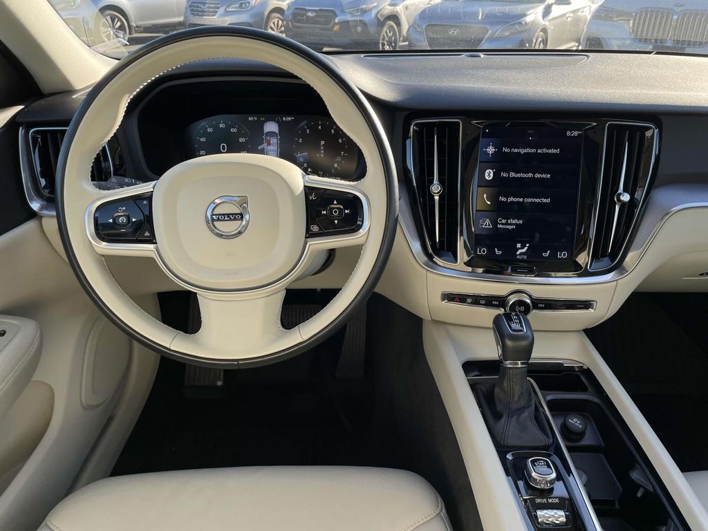 2020 Volvo V60 T5 Momentum photo 4