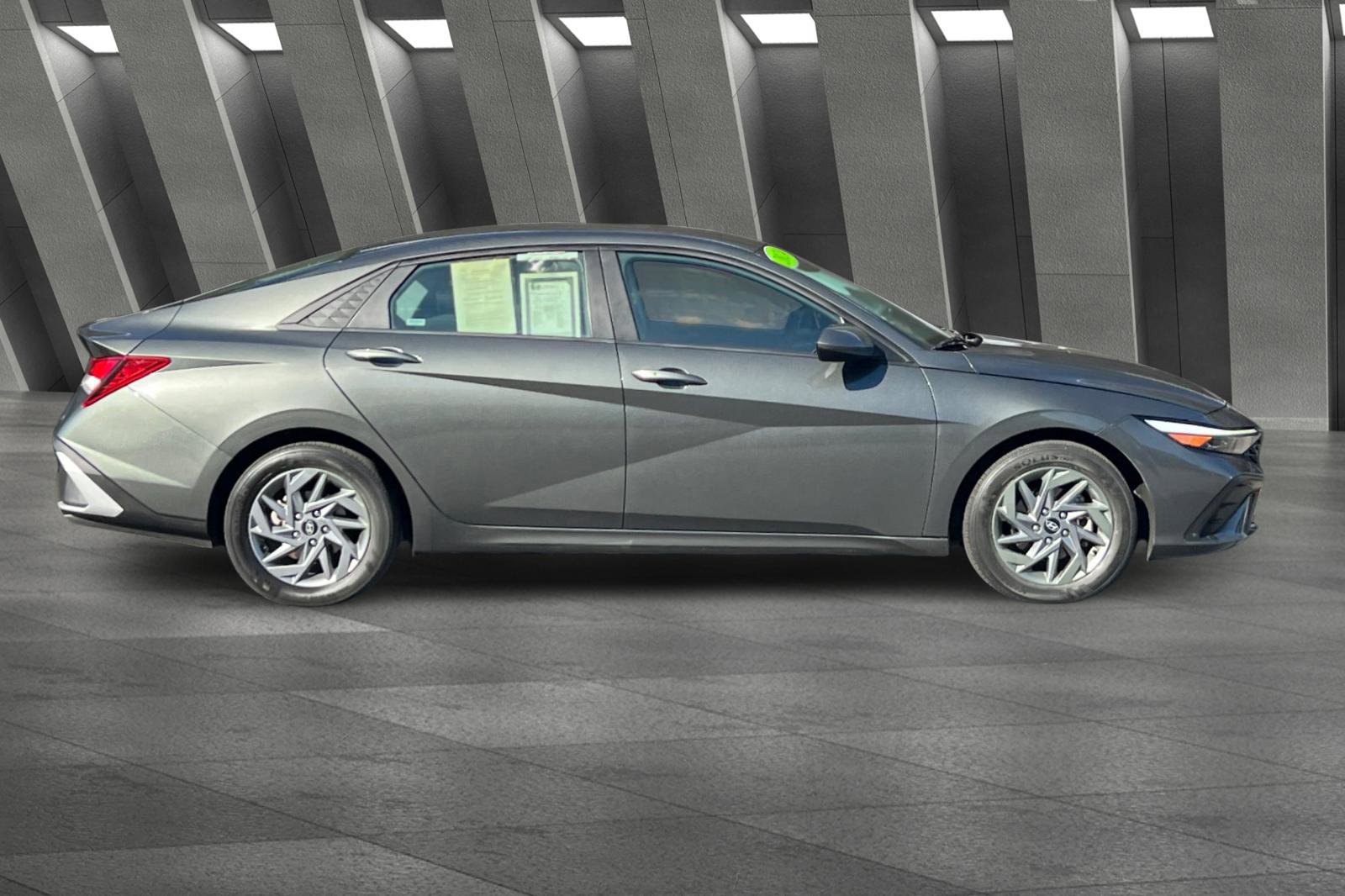 2024 Hyundai Elantra SEL photo 2