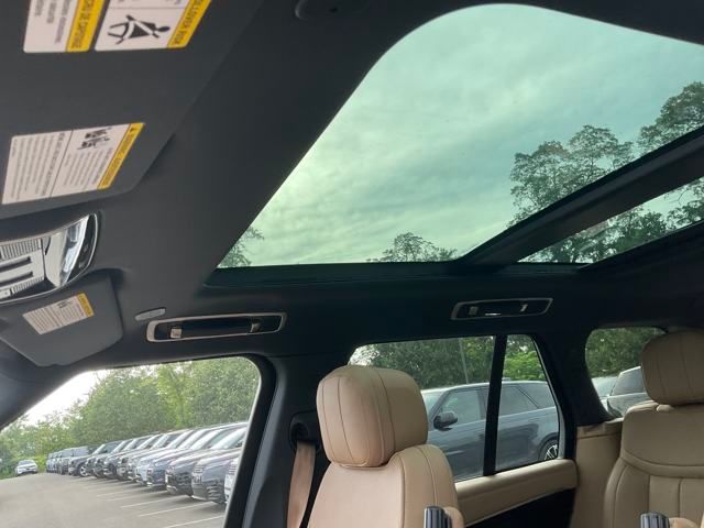 2025 Land Rover Range Rover SE photo 15