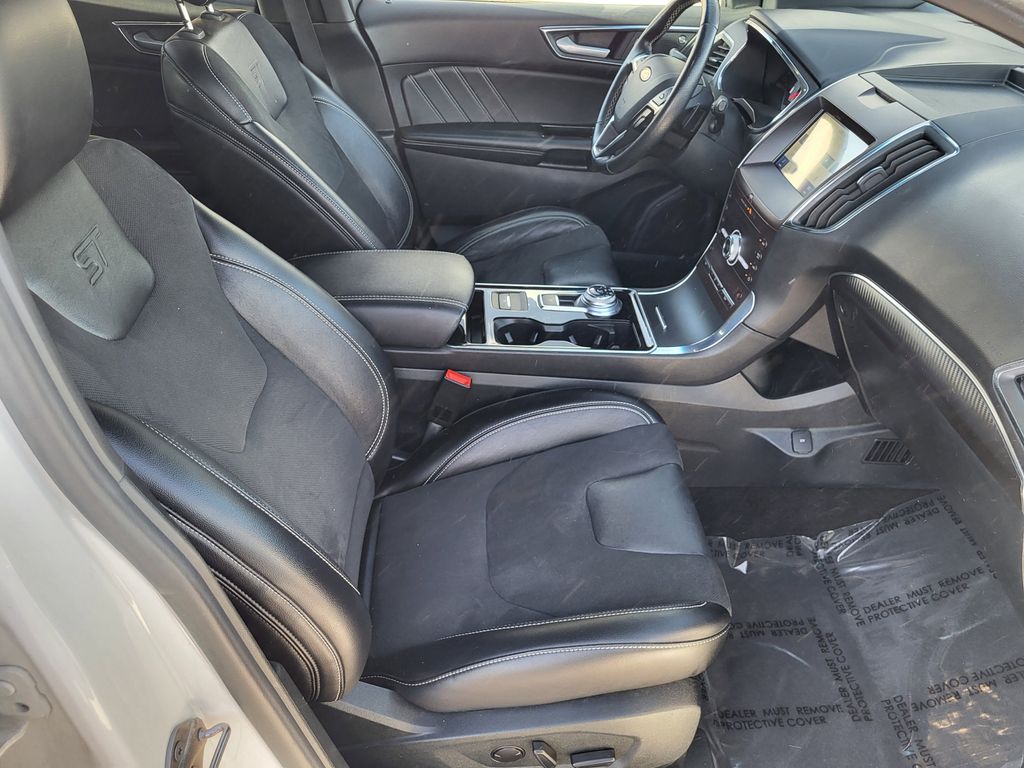 2020 Ford Edge ST photo 24