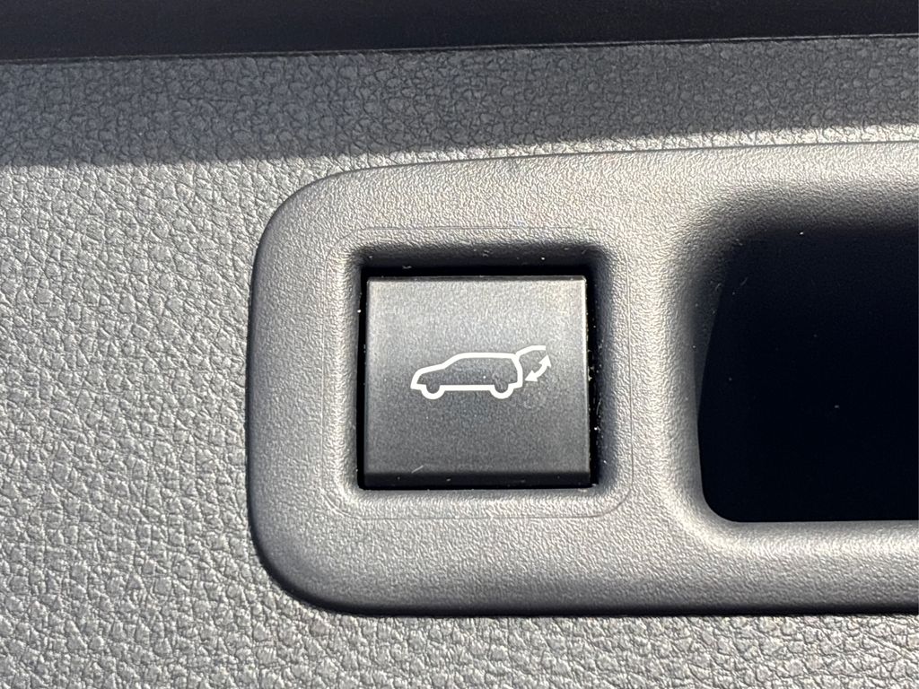 2023 Toyota Highlander L photo 14