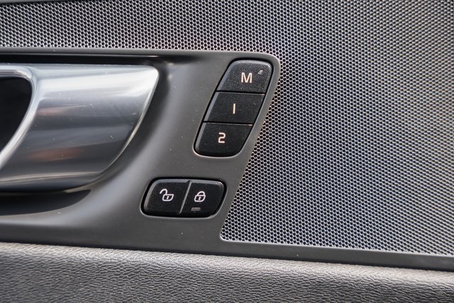2023 Volvo XC60 Plus photo 31