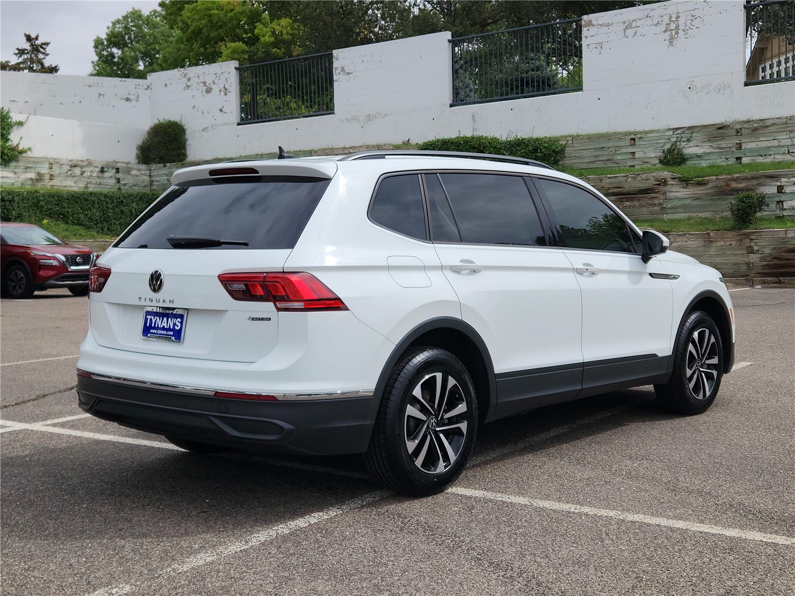 2022 Volkswagen Tiguan S photo 2