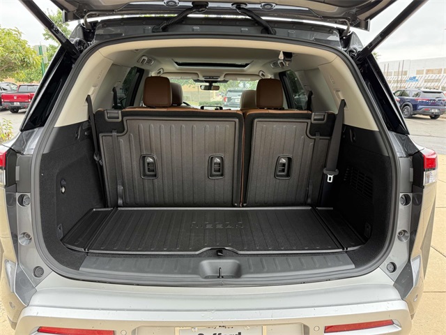 2025 Nissan Pathfinder Platinum photo 32