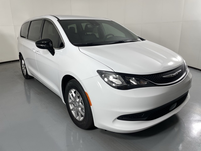 2025 Chrysler Voyager LX photo 2