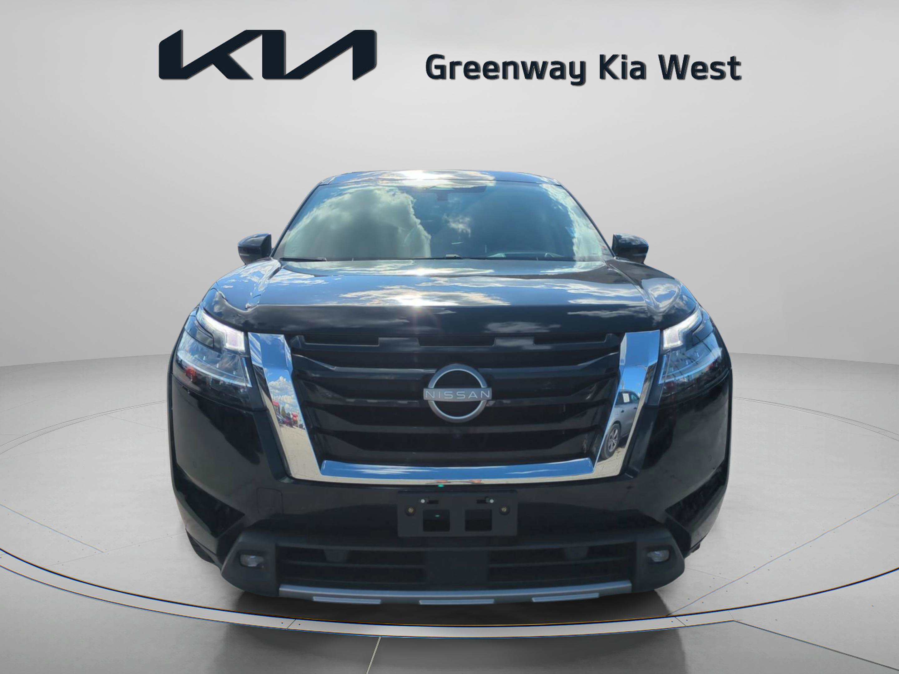 2022 Nissan Pathfinder Platinum photo 3