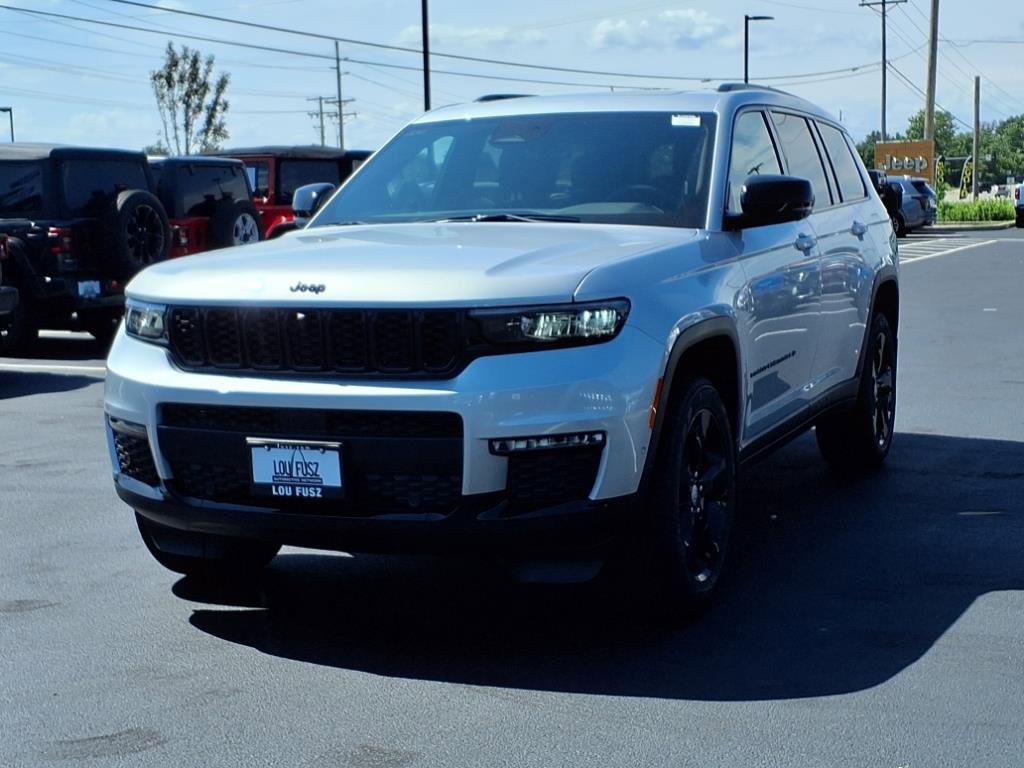 2025 Jeep Grand Cherokee Limited photo 2