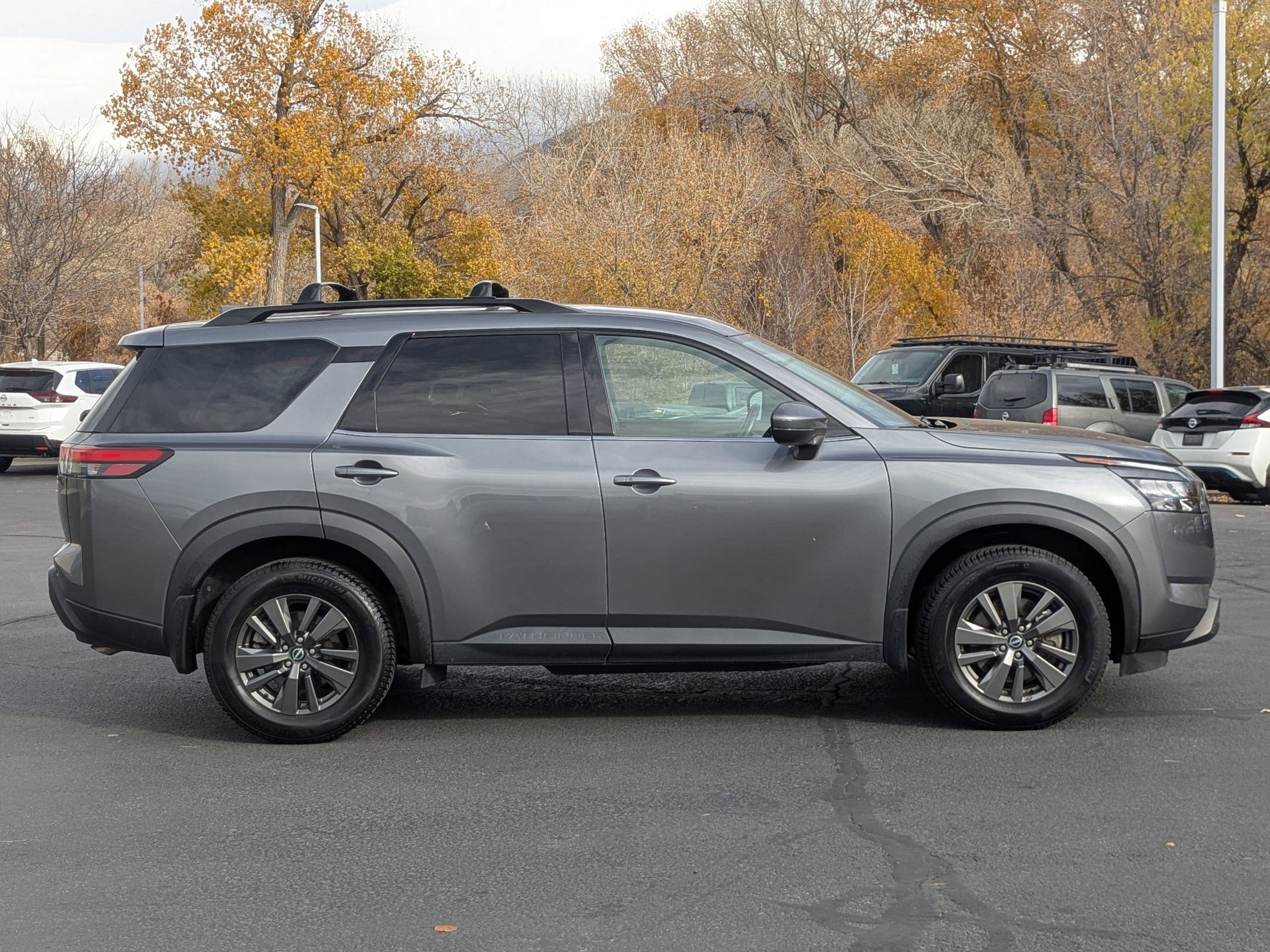 2023 Nissan Pathfinder SV photo 2