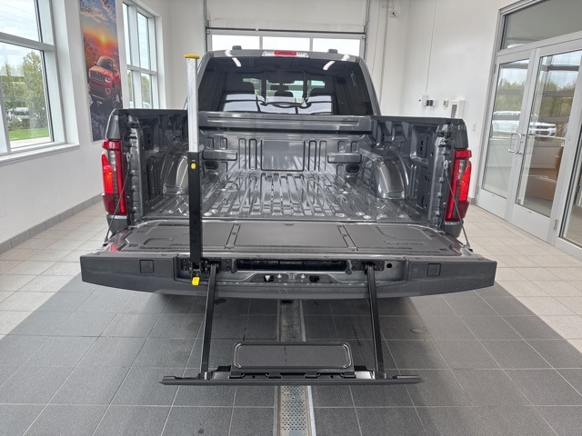 2025 Ford F-150 XLT photo 13