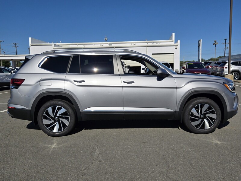 2026 Volkswagen Atlas SEL photo 2