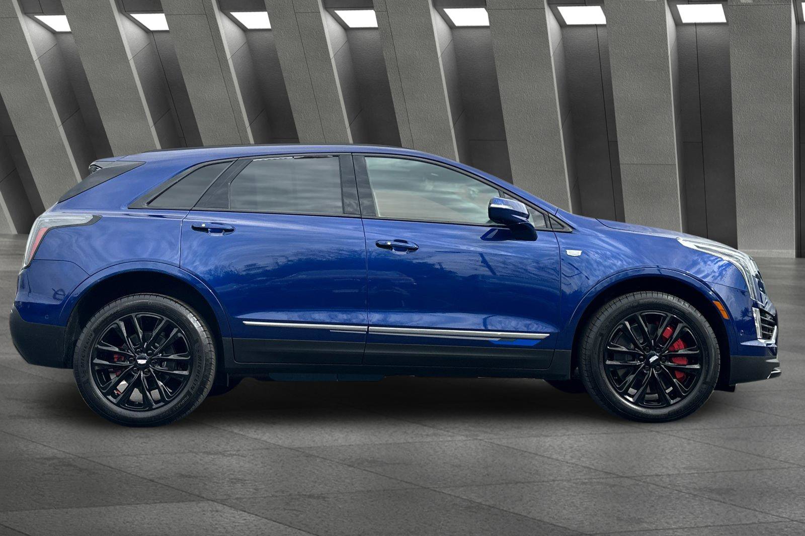 2025 Cadillac XT5 Sport photo 2