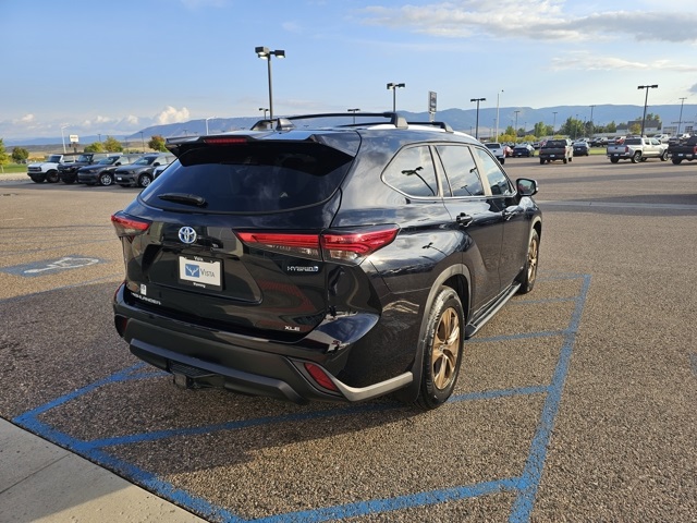 2023 Toyota Highlander Hybrid Bronze Edition photo 3
