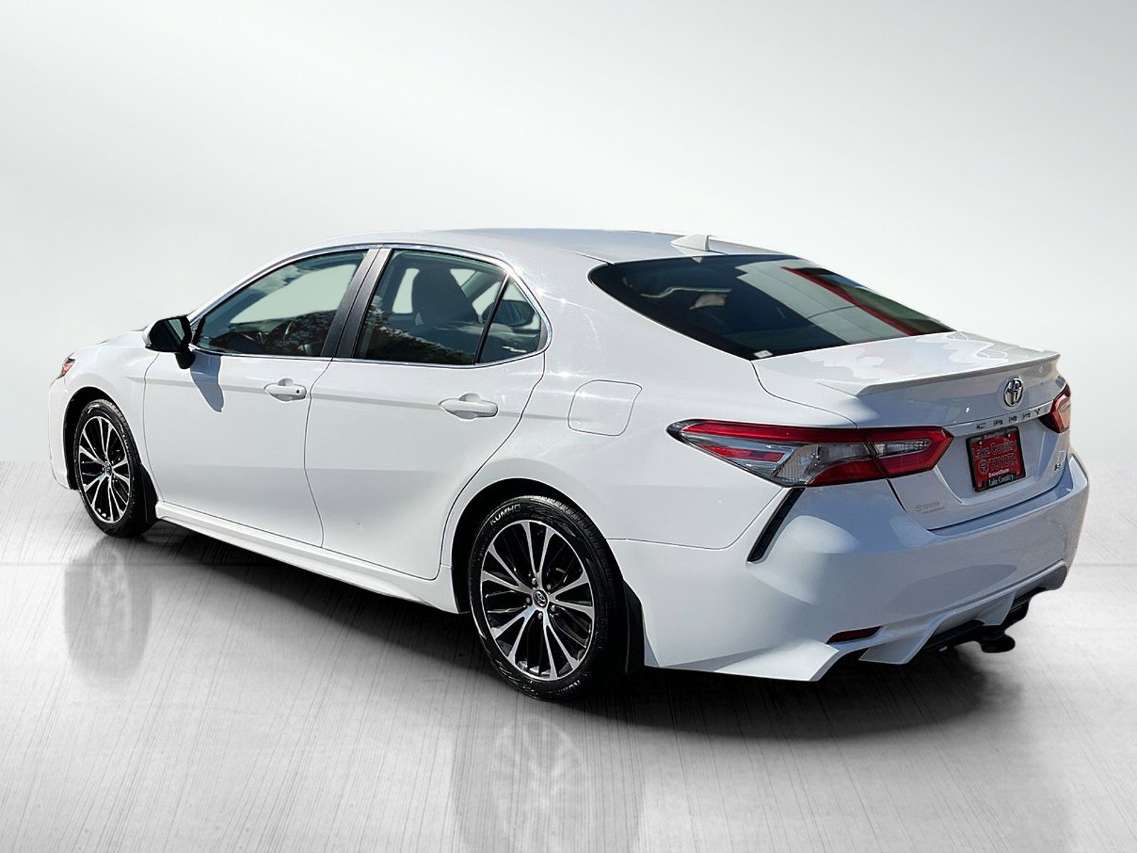 2019 Toyota Camry SE photo 3