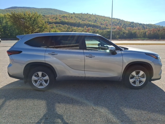 2024 Toyota Highlander LE photo 2