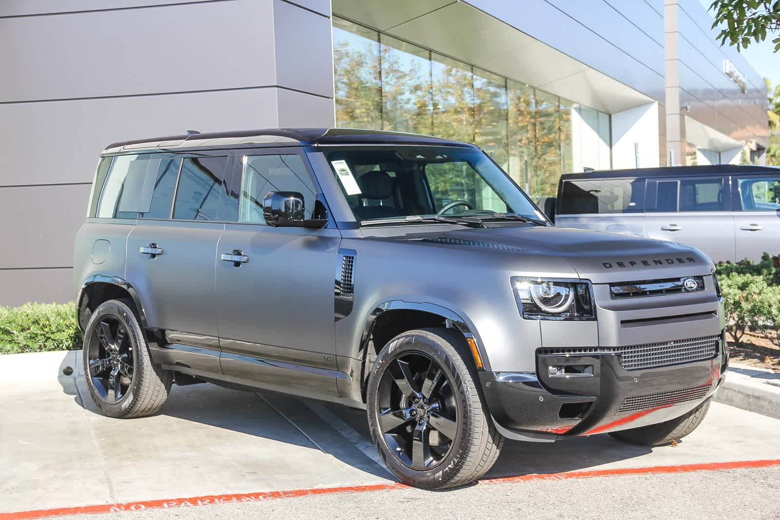 2026 Land Rover Defender 110 V8 photo 3