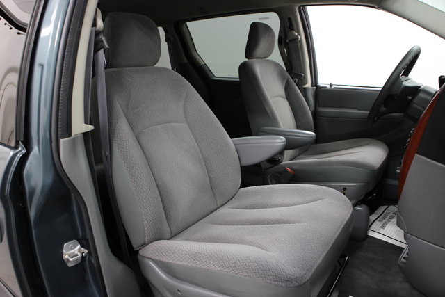 2007 Chrysler Town & Country LX photo 27
