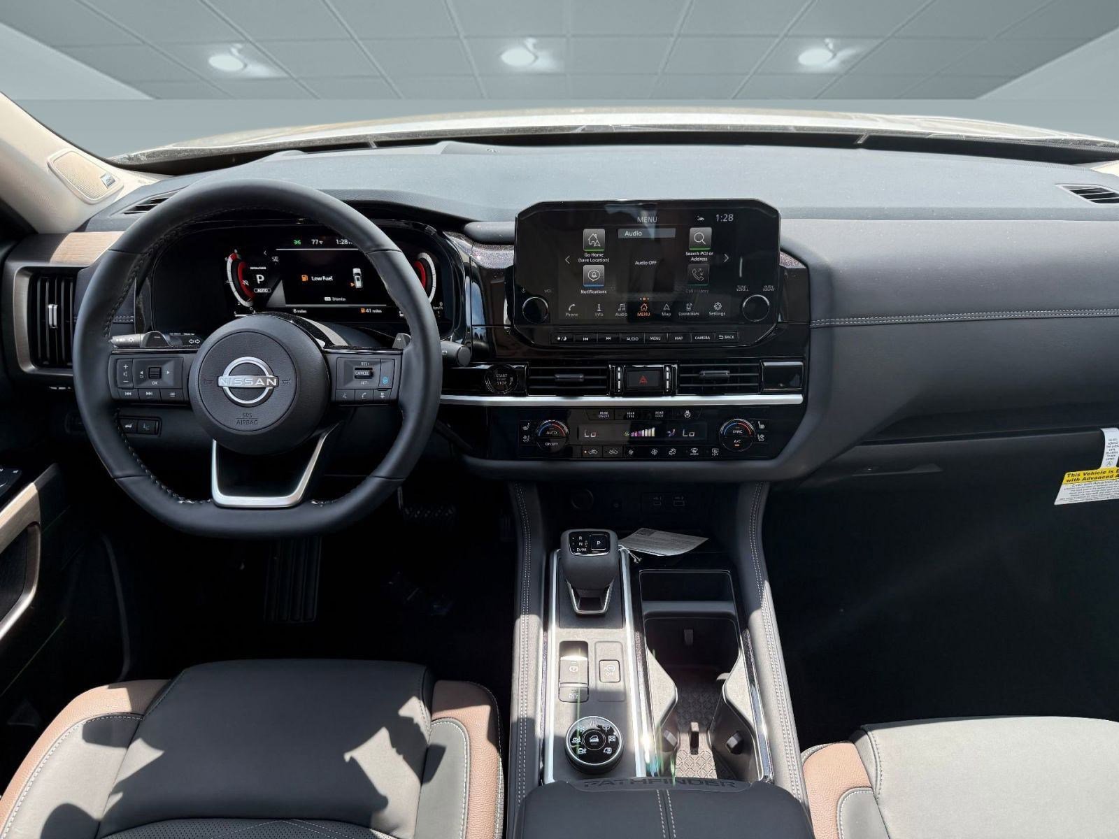 2025 Nissan Pathfinder SV photo 4