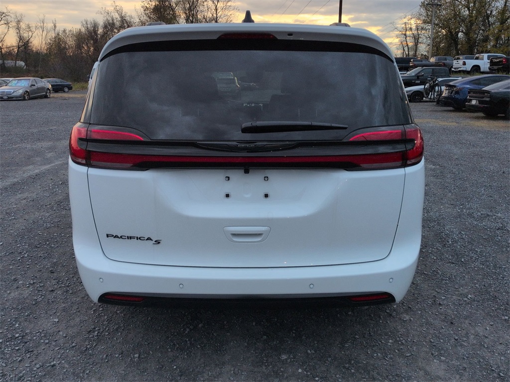 2026 Chrysler Pacifica photo 3