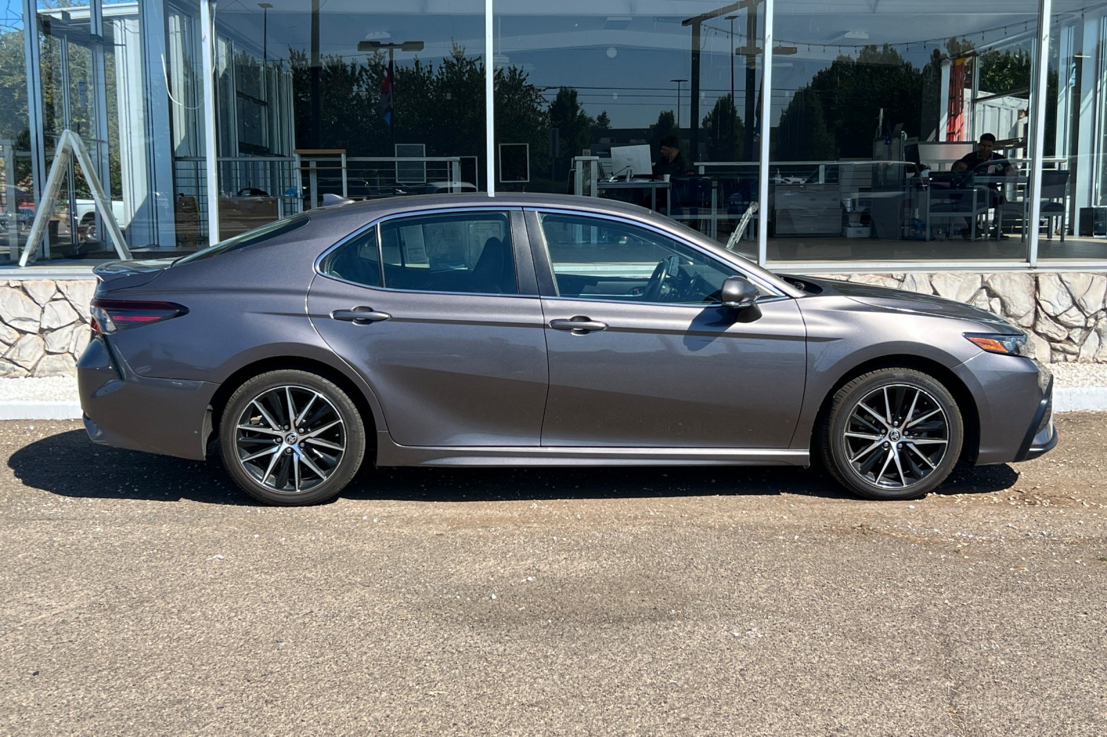 2022 Toyota Camry SE photo 2