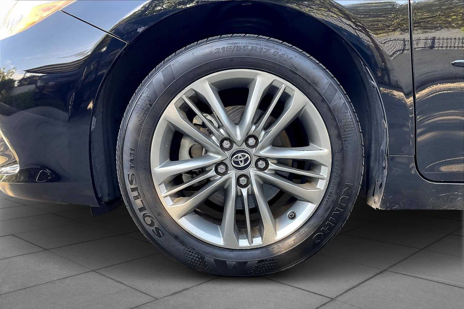 2017 Toyota Camry SE photo 10