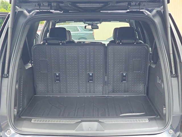 2025 Chevrolet Suburban Premier photo 13