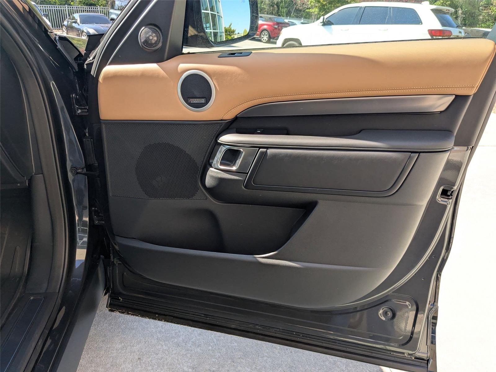 2025 Land Rover Discovery Metropolitan Edition photo 31