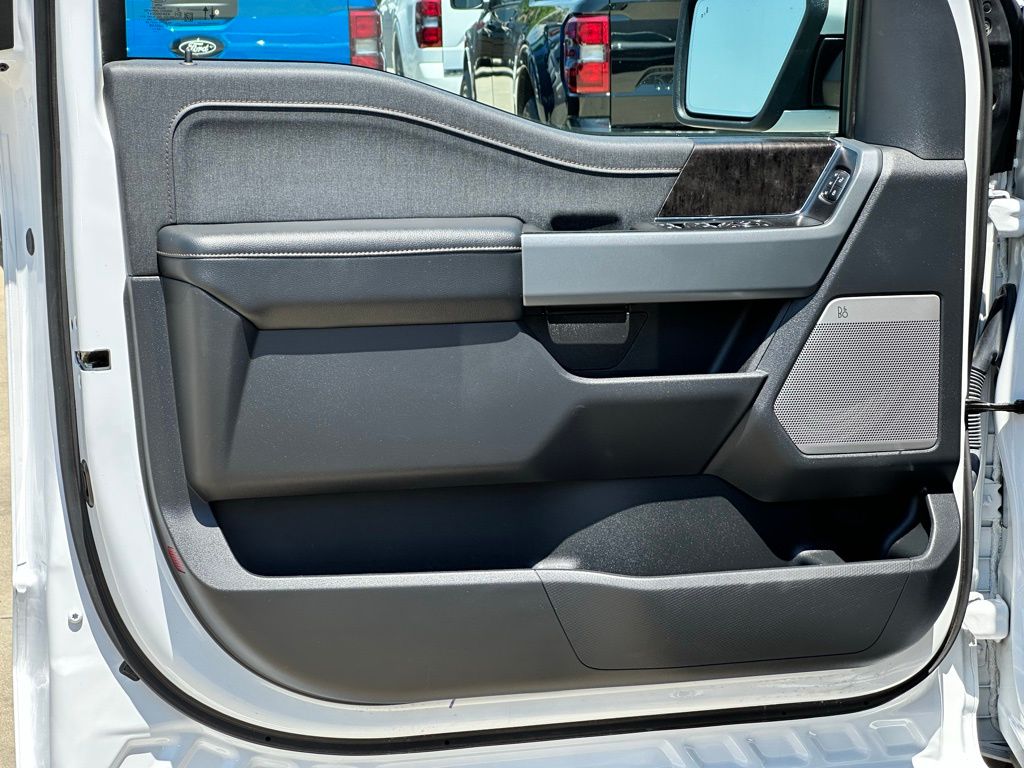2023 Ford F-150 Lightning Lariat photo 17