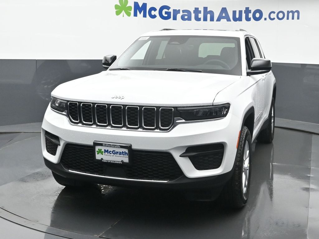 2025 Jeep Grand Cherokee Laredo X photo 3
