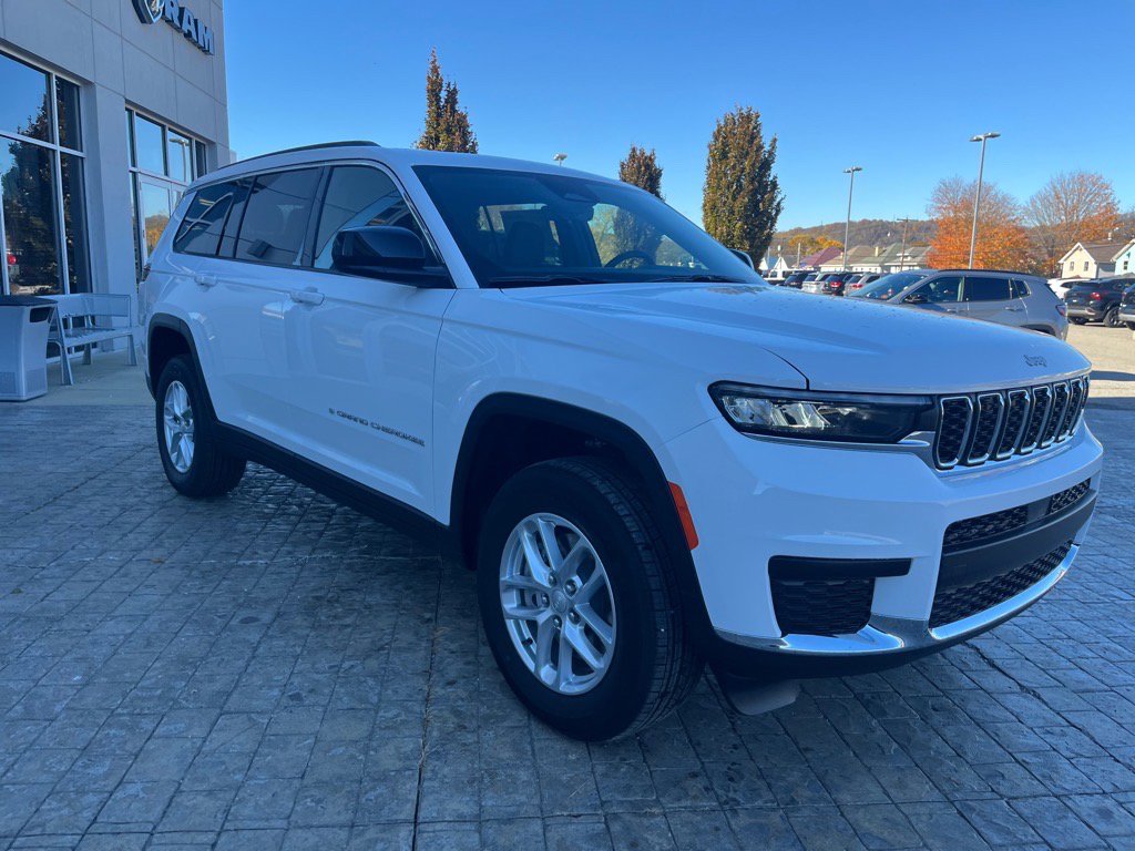 2025 Jeep Grand Cherokee Laredo Altitude photo 2