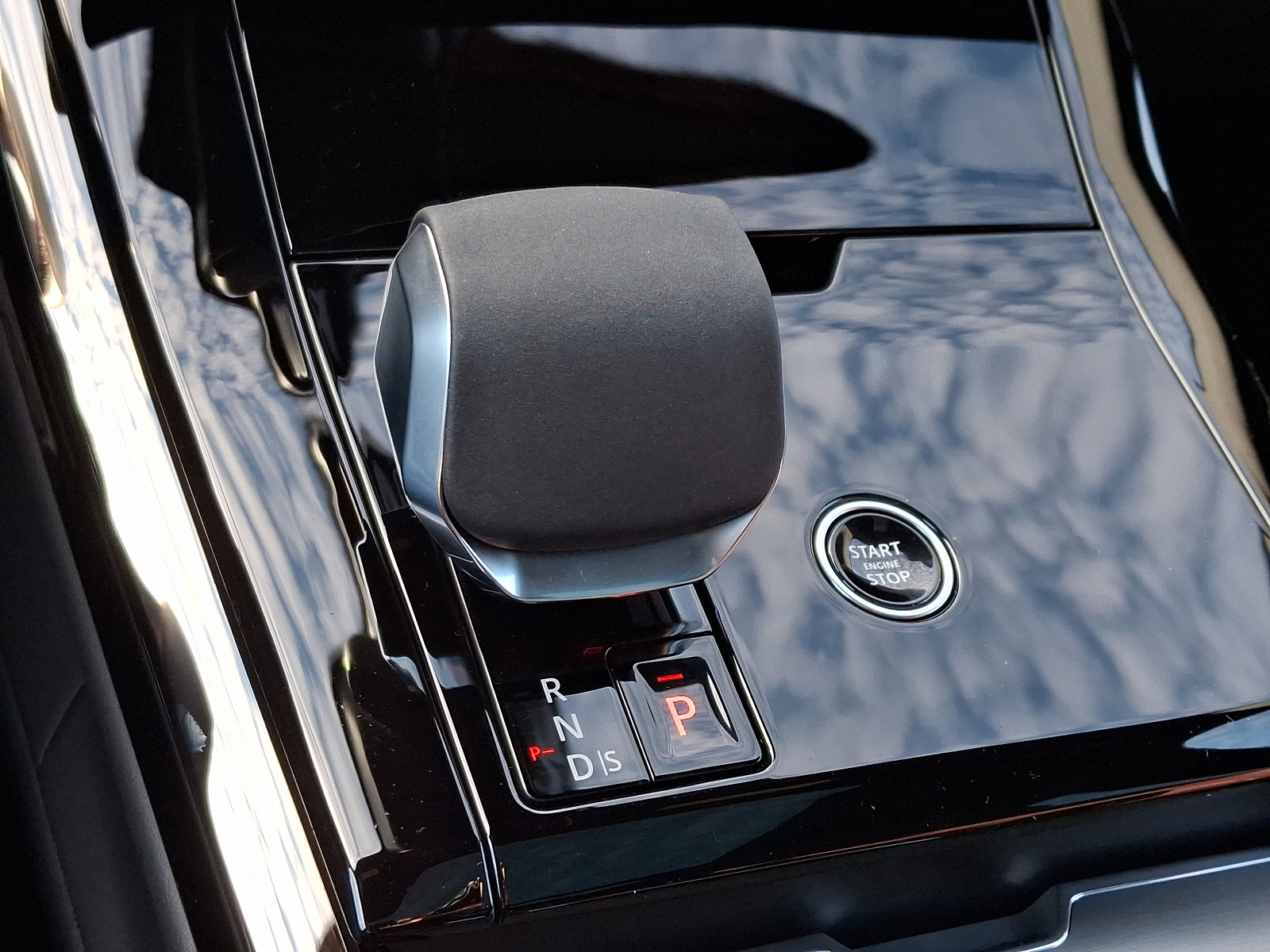 2025 Land Rover Range Rover Sport SE photo 16