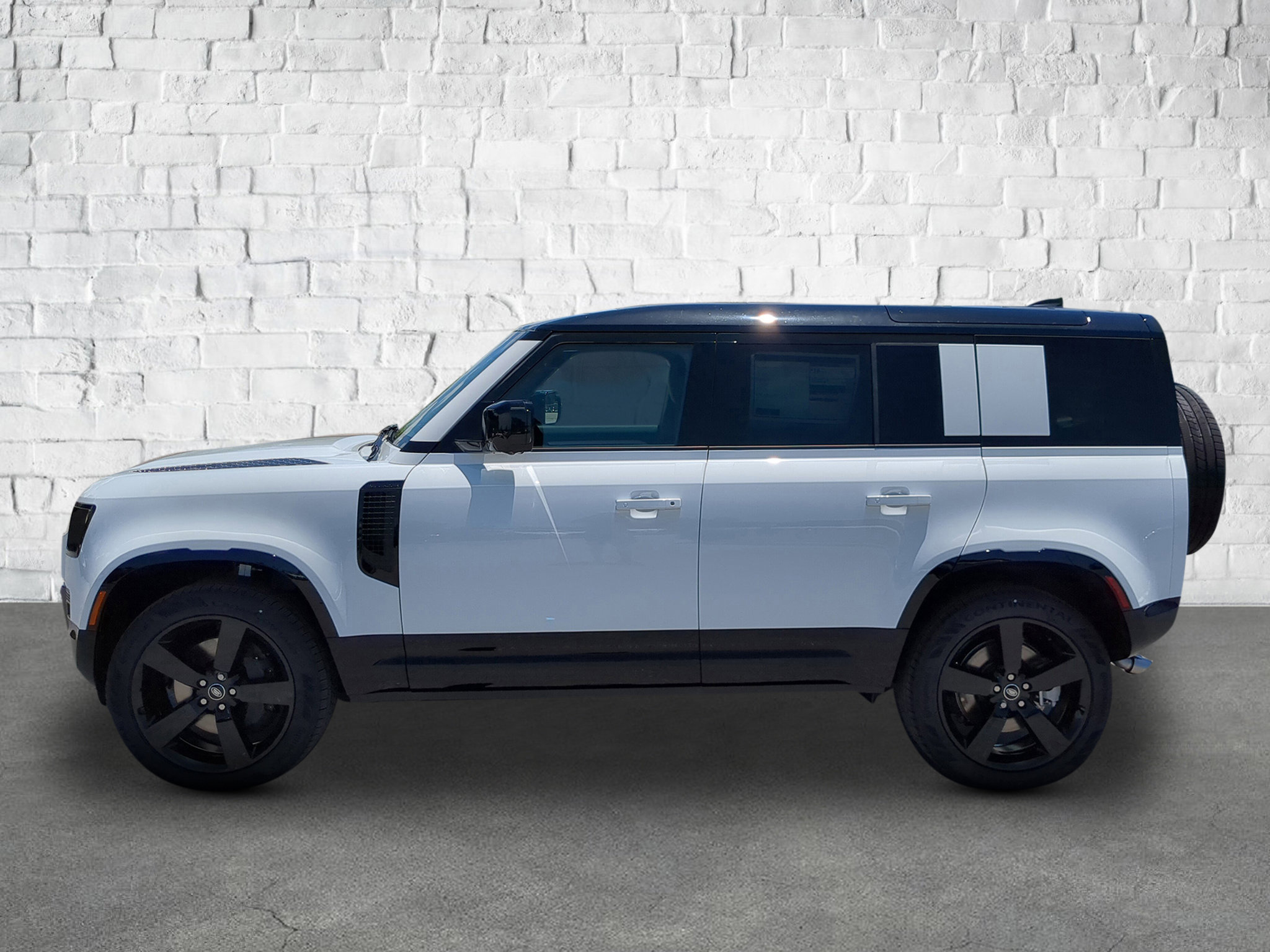 2025 Land Rover Defender 110 X-Dynamic SE photo 2
