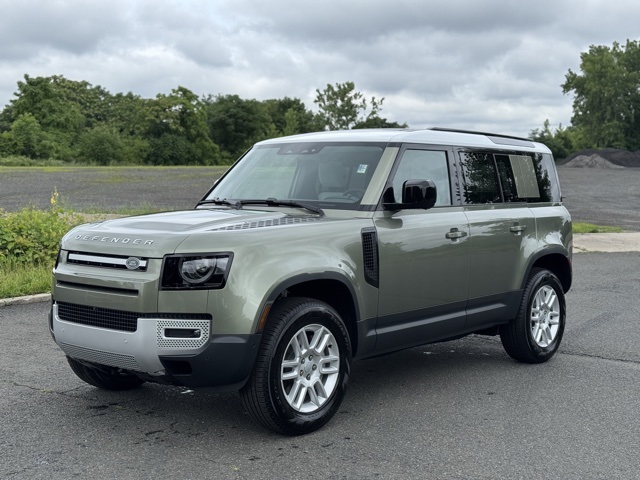 2025 Land Rover Defender S's photo