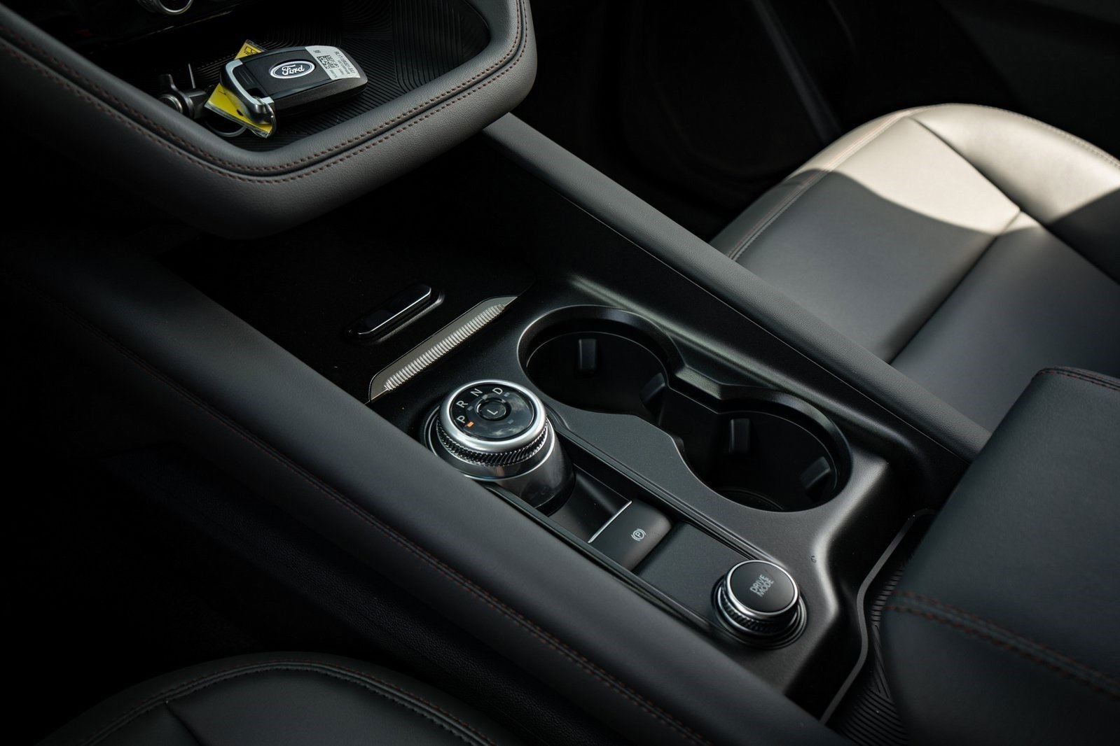2025 Ford Explorer photo 24