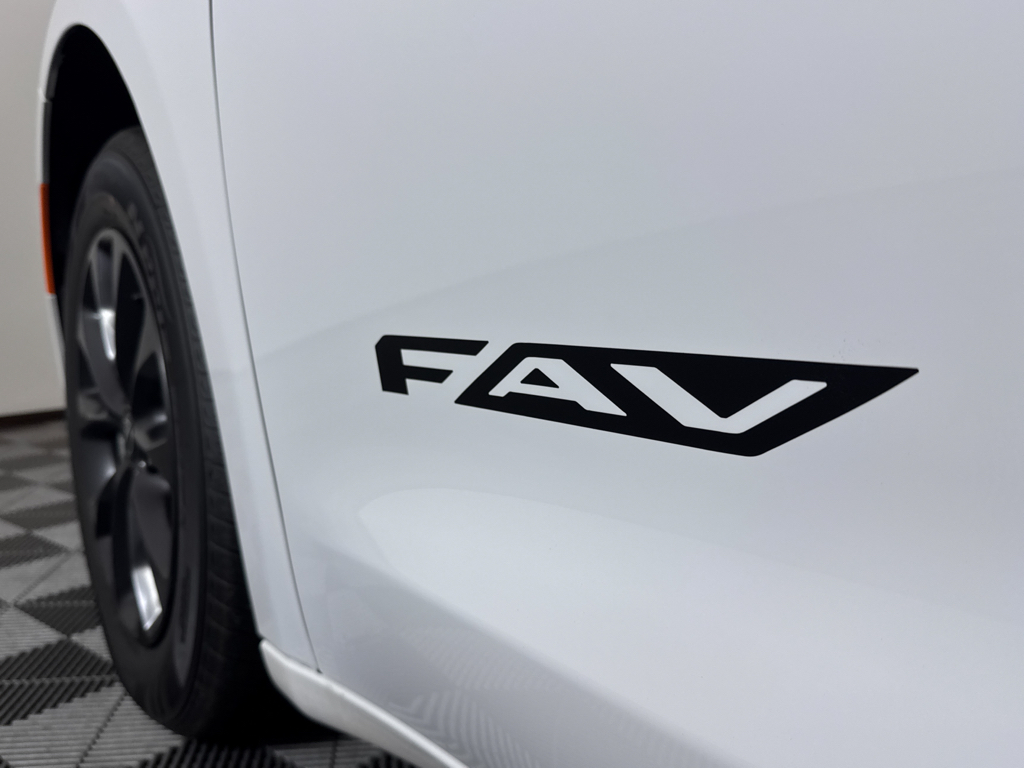 2025 Chrysler Pacifica photo 17