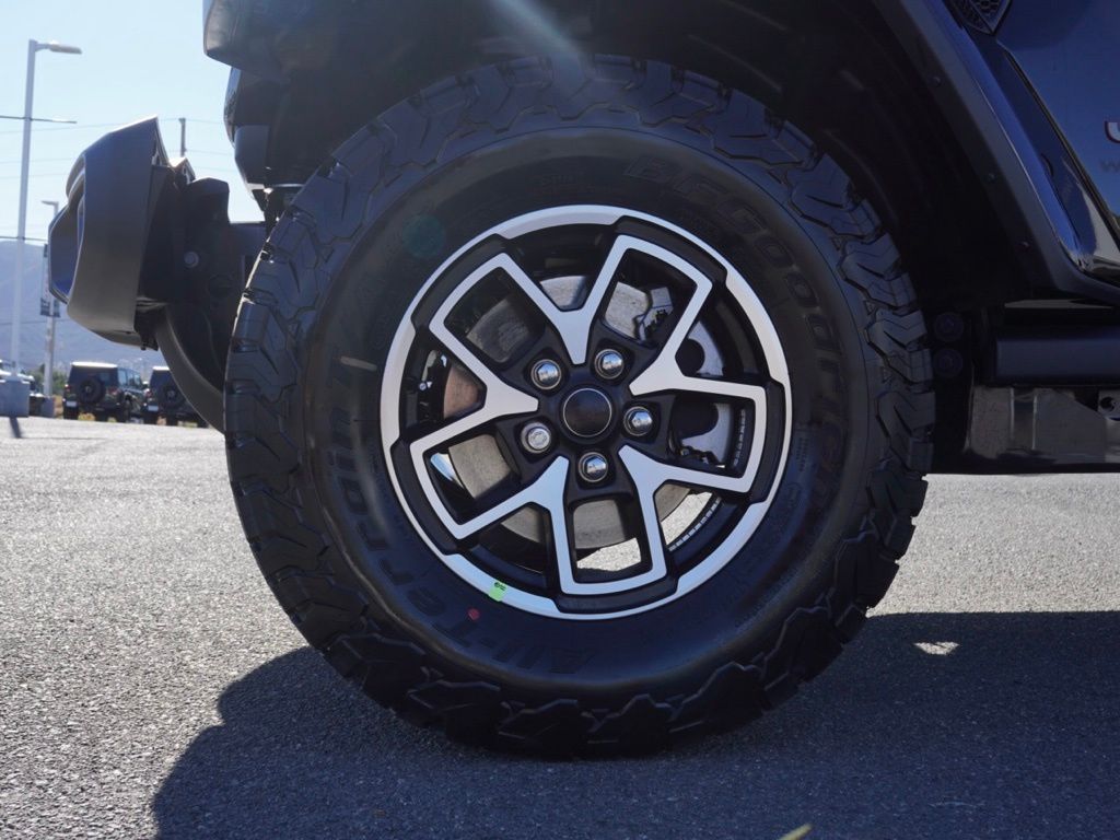 New 2026 Black Clear-Coat Exterior Paint Jeep Rubicon image 10