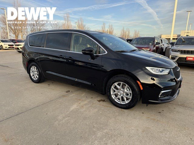 2026 Chrysler Pacifica Select's photo
