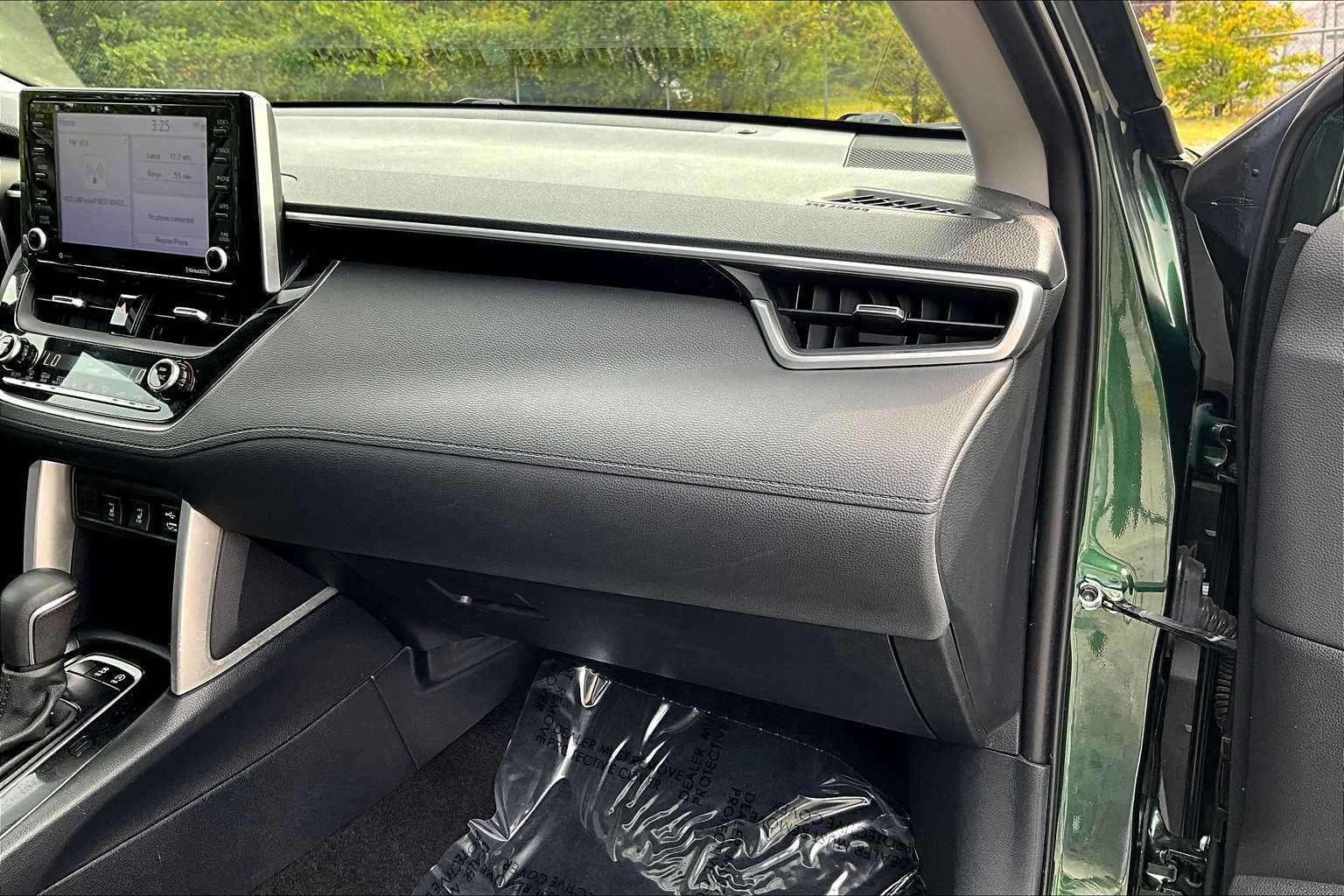 2022 Toyota Corolla Cross XLE photo 17