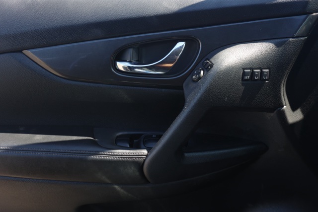 2020 Nissan Rogue SV photo 23