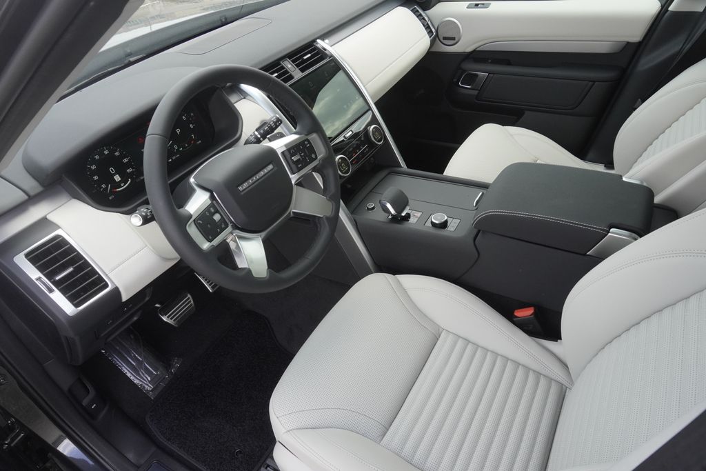 2025 Land Rover Discovery SE photo 16