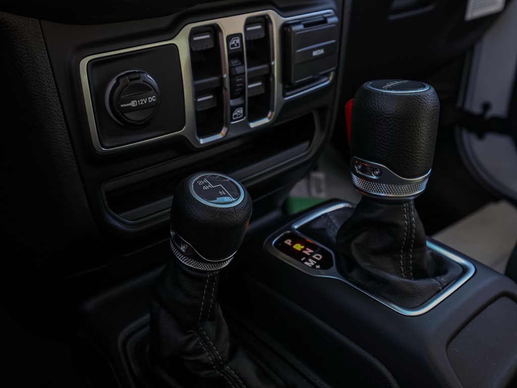 New 2026 Bright White Clear-Coat Exterior Paint Jeep Sport S image 28